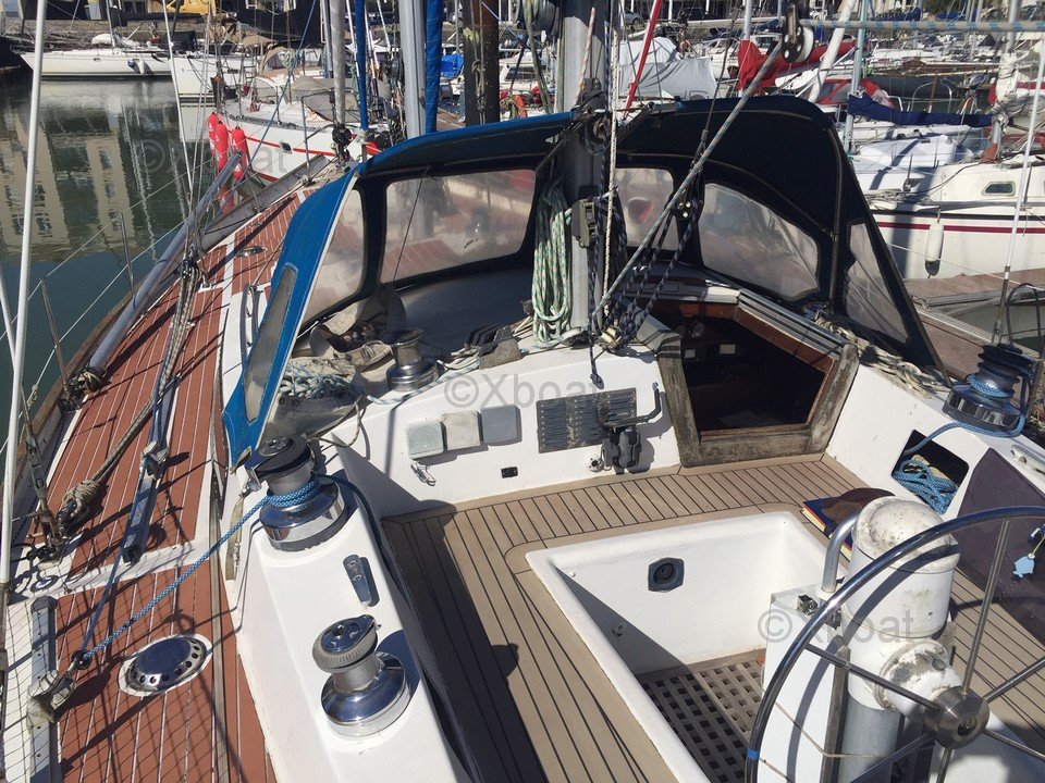 Sailboat used ISLE SOUS LE VENTcockpit