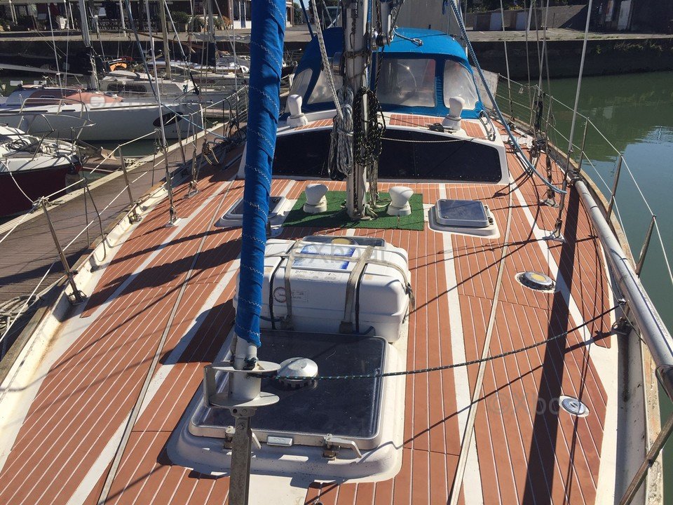 Sailboat used ISLE SOUS LE VENT pont