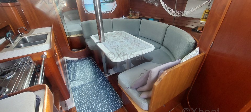 Sailboat used OCEANIS 351 carré cuisine