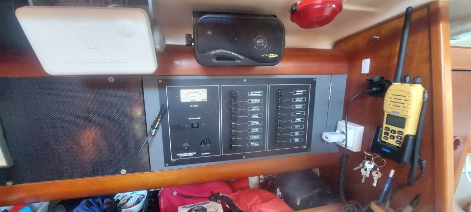 Sailboat used OCEANIS 351 instruments